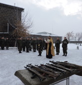 Вручение оружия и военной техники личному составу 102-й военной базы